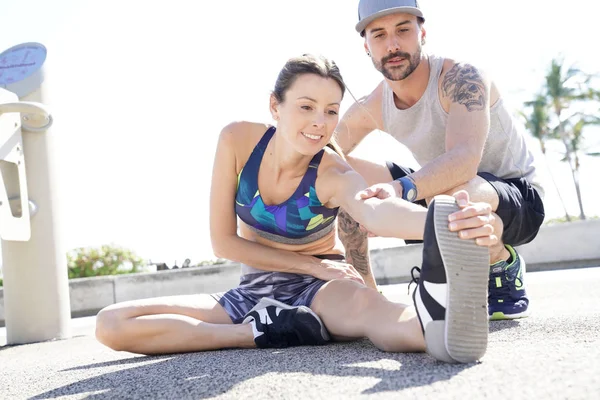 Fitness Ragazza Con Allenatore Stretching Dopo Esercizio — Foto Stock