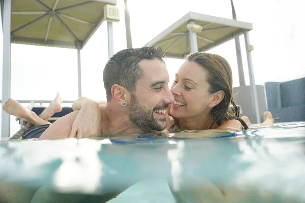 Casal Alegre Desfrutando Banho Piscina Resort — Fotografia de Stock