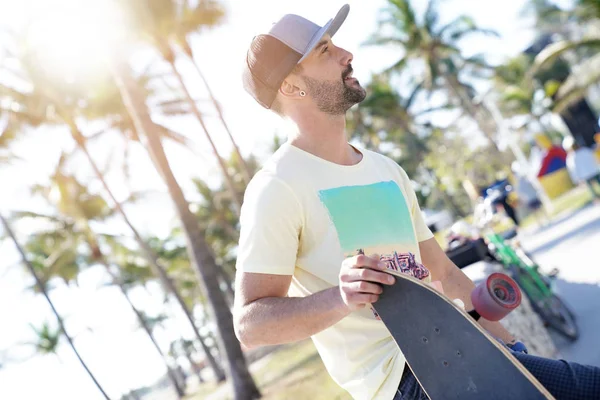 Skateboarder Appuyé Sur Digue Miami Plage — Photo