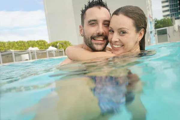 リゾート プールでお風呂を楽しんでいる陽気なカップル — ストック写真