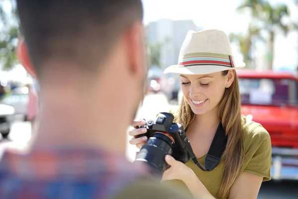 Mujer Fotógrafa Tomando Foto Modelo Calle Miami —  Fotos de Stock