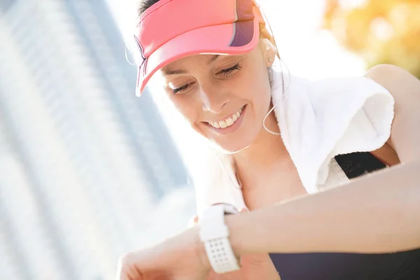 Retrato Mujer Corredora Mirando Smartwatch — Foto de Stock