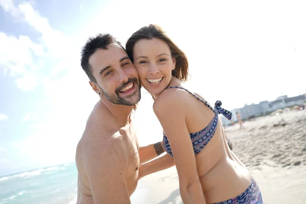 性格开朗夫妇在海滩上的肖像 — 图库照片