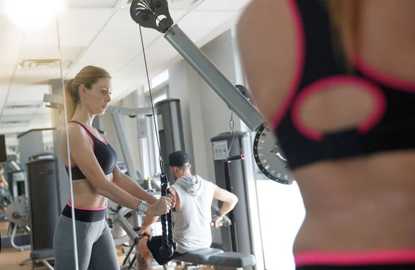 Fitness Mujer Haciendo Ejercicio Gimnasio Con Máquina Peso — Foto de Stock