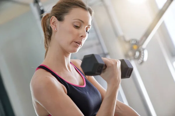 Chica Atlética Sala Fitness Levantamiento Peso — Foto de Stock