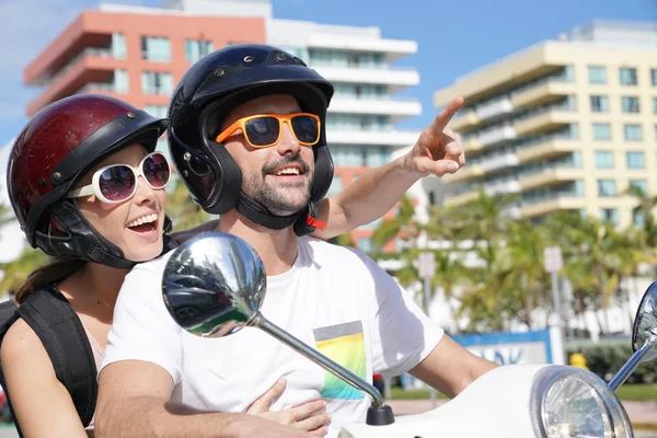 マイアミの陽気なカップル乗りスクーター — ストック写真