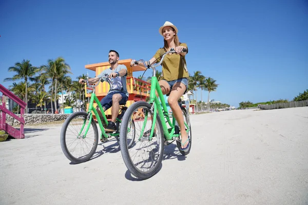 Paio Turisti Bicicletta Sulla Spiaggia Miami — Foto Stock