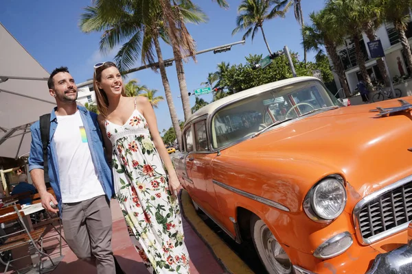 Couple Marchant Dans Rue Miami Beach — Photo