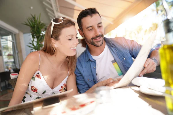 夫妇的游客在餐馆阅读菜单 — 图库照片