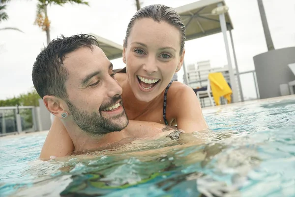 Casal Divertindo Piscina — Fotografia de Stock