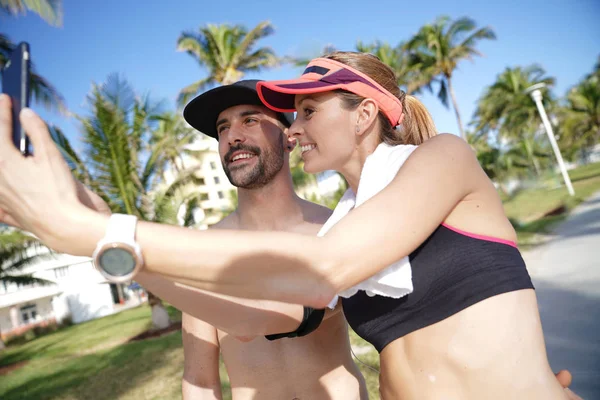 Coppia Joggers Miami Spiaggia Scattare Foto Selfie — Foto Stock