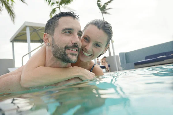 Pareja Divirtiéndose Piscina —  Fotos de Stock