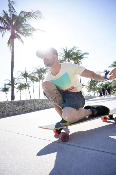 Trendiger Kerl Auf Skateboard Südstrand Von Miami — Stockfoto
