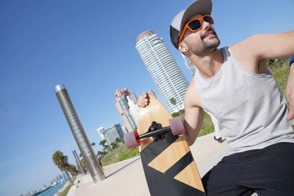 Skateboarder Relaxing Miami Beach Waterfront — Stock Photo, Image