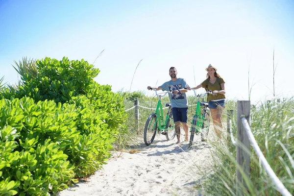 Couple Riding Bikes Beach Path — Stock Photo, Image