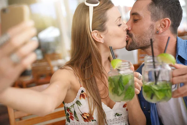 Coppia Scattare Foto Selfie Mentre Beve Mojitos — Foto Stock