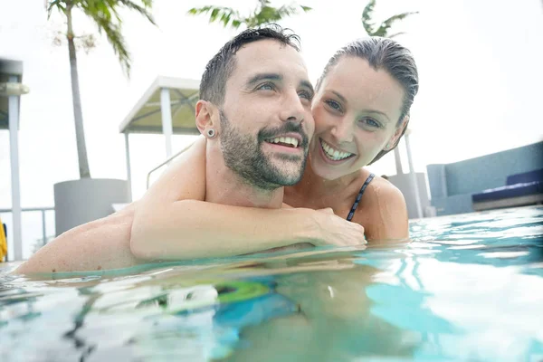 Paar Vergnügt Sich Schwimmbad — Stockfoto