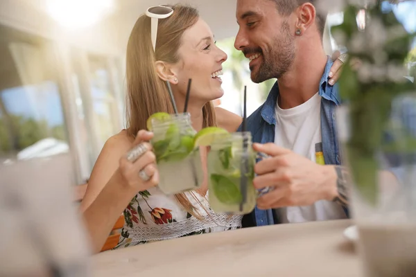 Felice Coppia Turisti Che Bevono Mojito — Foto Stock