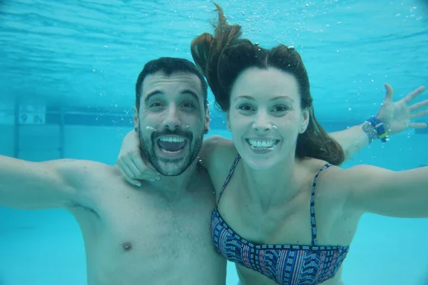 Retrato Pareja Alegre Sonriendo Cámara Bajo Agua —  Fotos de Stock