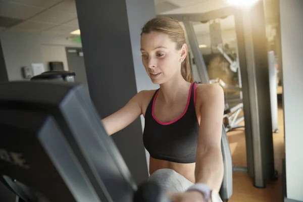 Fitness Ragazza Che Allena Bicicletta Palestra — Foto Stock