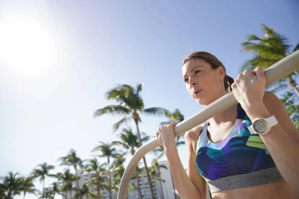 Młody Fitness Kobieta Robi Ćwiczenia Pompek Plaży — Zdjęcie stockowe