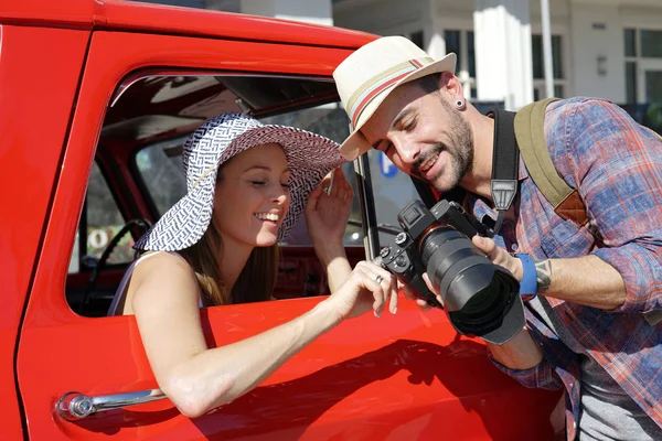 Photographer Taking Pictures Model Sitting Old Fashioned Pick — Stock Photo, Image