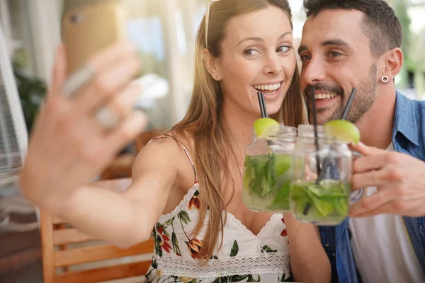 Coppia Scattare Foto Selfie Mentre Beve Mojitos — Foto Stock