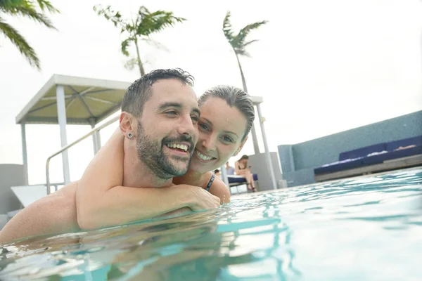Paar Vergnügt Sich Schwimmbad — Stockfoto