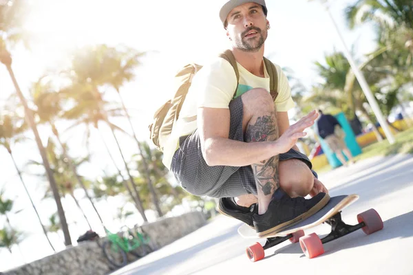 Trendy Man Rijden Skateboard Miami South Beach Promenade — Stockfoto