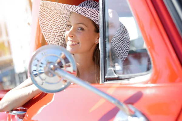 Portret Van Mooie Vrouw Vintage Rode Vrachtwagen — Stockfoto