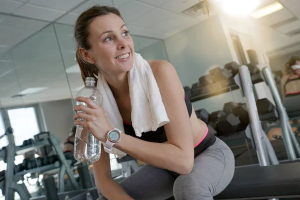 Fitness Ragazza Rilassante Sulla Panchina Sportiva Acqua Potabile — Foto Stock