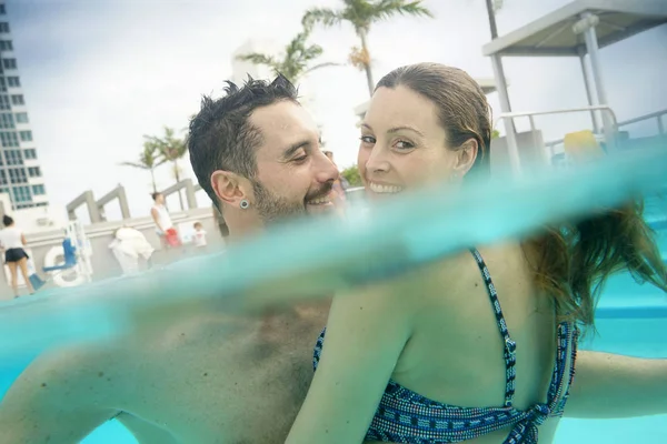 Veselý Pár Těší Lázně Resort Bazén — Stock fotografie