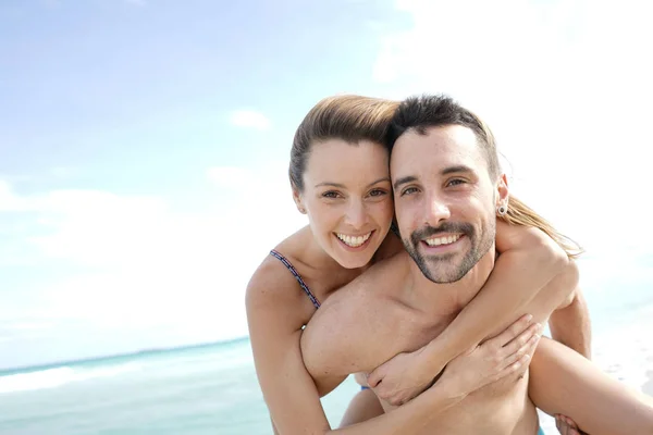 Fröhliches Paar Das Spaß Strand Hat — Stockfoto