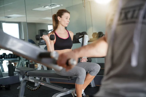 Athletisches Mädchen Fitnessraum Beim Gewichtheben — Stockfoto