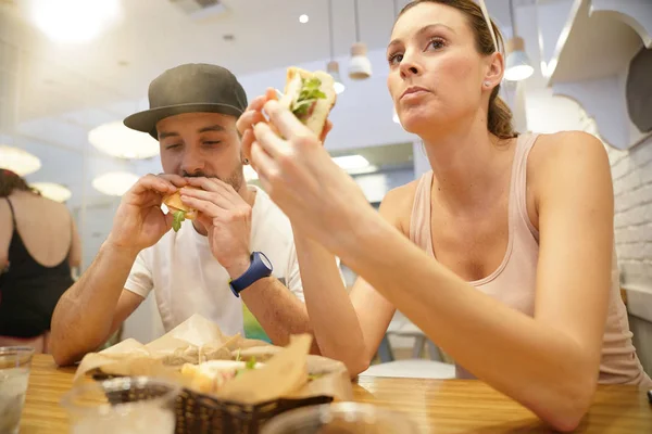 Young Couple Fastfood Restaurant Eating Sandwiches — Stock Photo, Image