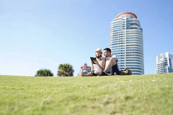 Pár Turistů Které Jsou Propojeny Tabletem Domy Nábřeží Miami — Stock fotografie