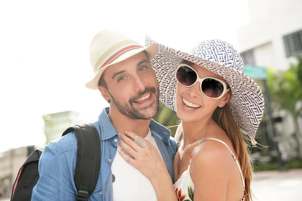 バカンス帽子を身に着けている幸せなカップルの肖像画 — ストック写真