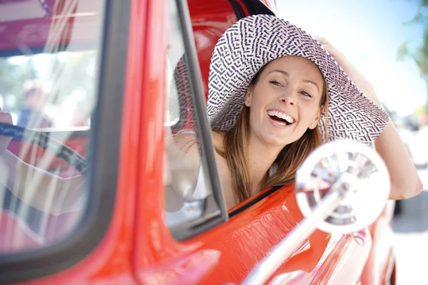 Portret Van Mooie Vrouw Vintage Rode Vrachtwagen — Stockfoto