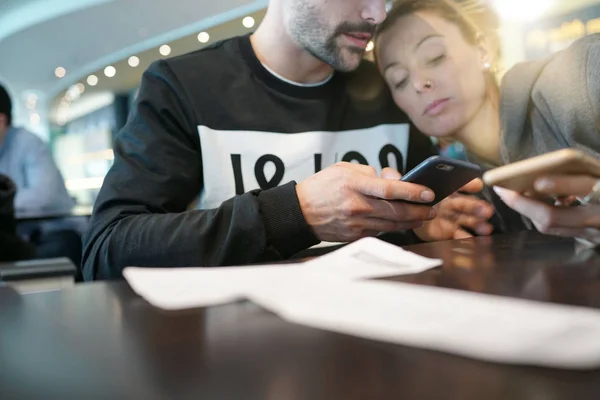 Pareja Joven Aeropuerto Conectada Con Teléfonos Inteligentes Fotos De Stock