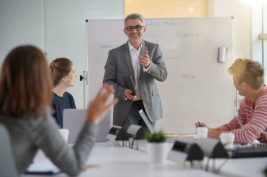 Ekonomi sınıfı veren, beyaz tahta kullanarak öğretmen