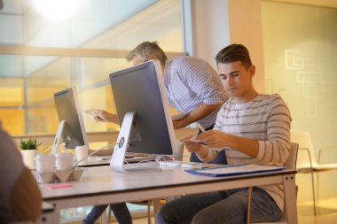 Sınıf bilgisayar üzerinde çalışan öğretmen