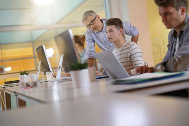 Öğrenciler bilgisayar sınıf katılıyor çıraklık