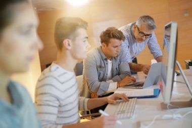 Web lise öğrencisi sınıf öğretmeni ile tasarım