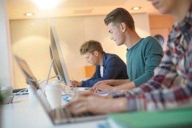 Öğrenci sınıfta bilgisayarlarda çalışma grubu