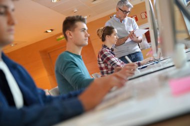 Öğrenci sınıf öğretmeni ile bilgi işlem grubu