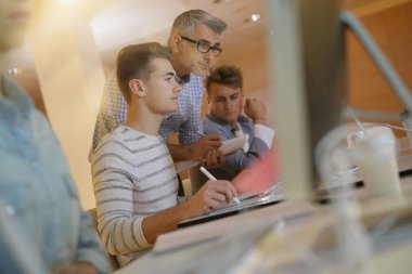 Web lise öğrencisi sınıf öğretmeni ile tasarım