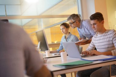 Bilgi işlem sınıf katılıyor çıraklık öğrenci ile öğretmen