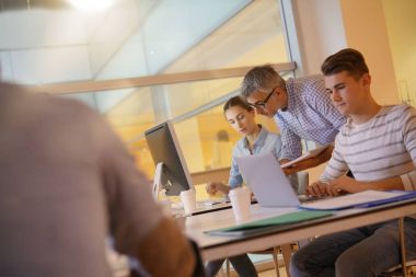 Bilgi işlem sınıf katılıyor çıraklık öğrenci ile öğretmen