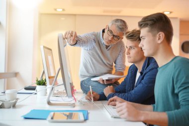 öğretmen ile öğrenci sınıf bilgi işlem