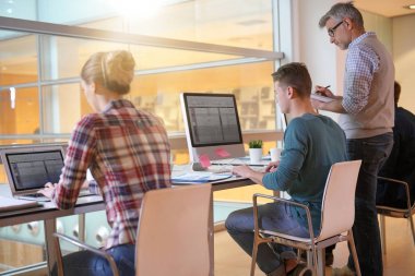 öğretmen ile öğrenci sınıf bilgi işlem